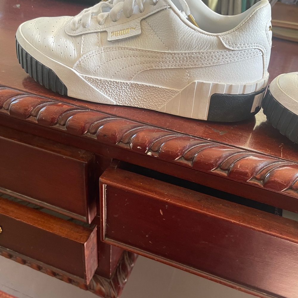 Leather pumas size 8 women’s sneakers, perfect condition